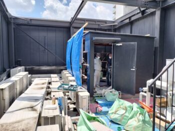 都心のビル改修 屋上倉庫を撤去🏢